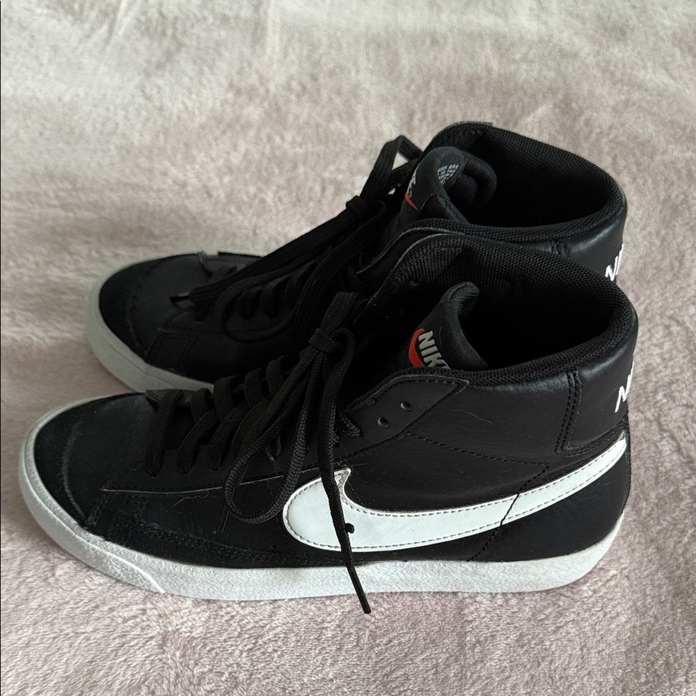 Nike Black and White High-Tops with Red Accents Size 5.5 Youth - Picture 2 of 5